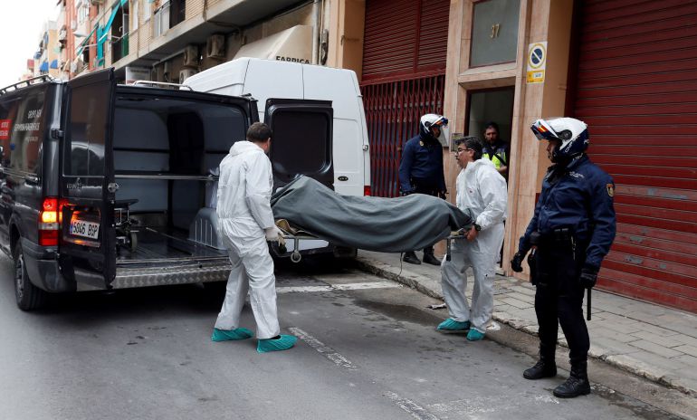 Operarios del retén fúnebre trasladan el cuerpo de un joven de 19 años que ha fallecido a causa de una puñalada recibida en el corazón y propinada, presuntamente, por un hermano de 14 con un cuchillo de cocina en un domicilio del barrio de La Florida, en la ciudad de Alicante Operarios del retén fúnebre trasladan el cuerpo de un joven de 19 años que ha fallecido a causa de una puñalada recibida en el corazón y propinada, presuntamente, por un hermano de 14 con un cuchillo de cocina en un domicilio del barrio de La Florida, en la ciudad de Alicante