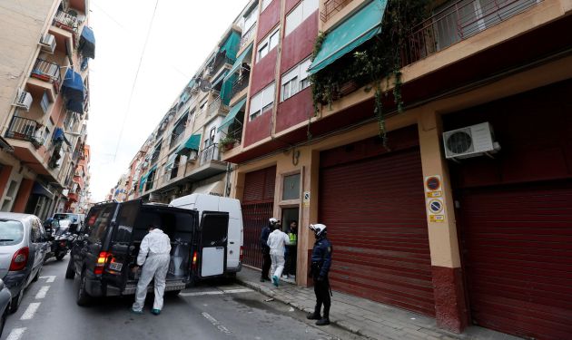 Operarios del retén fúnebre trabajan en el domicilio de un joven de 19 años que ha fallecido a causa de una puñalada recibida en el corazón y propinada, presuntamente, por un hermano de 14 con un cuchillo de cocina en un domicilio del barrio de La Florida, en la ciudad de Alicante Operarios del retén fúnebre trabajan en el domicilio de un joven de 19 años que ha fallecido a causa de una puñalada recibida en el corazón y propinada, presuntamente, por un hermano de 14 con un cuchillo de cocina en un domicilio del barrio de La Florida, en la ciudad de Alicante
