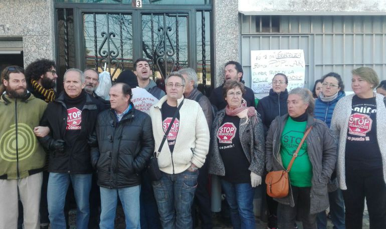 La plataforma Stop Desahucios, ante la casa de Samina. La plataforma Stop Desahucios, ante la casa de Samina.