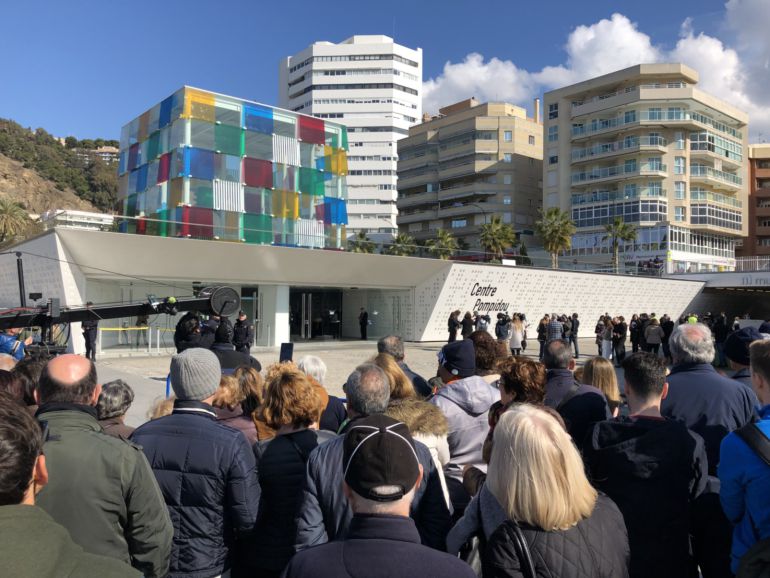 Numerosos malagueños esperaban a las puertas del Centro Pompidou para saludar a los Reyes Numerosos malagueños esperaban a las puertas del Centro Pompidou para saludar a los Reyes