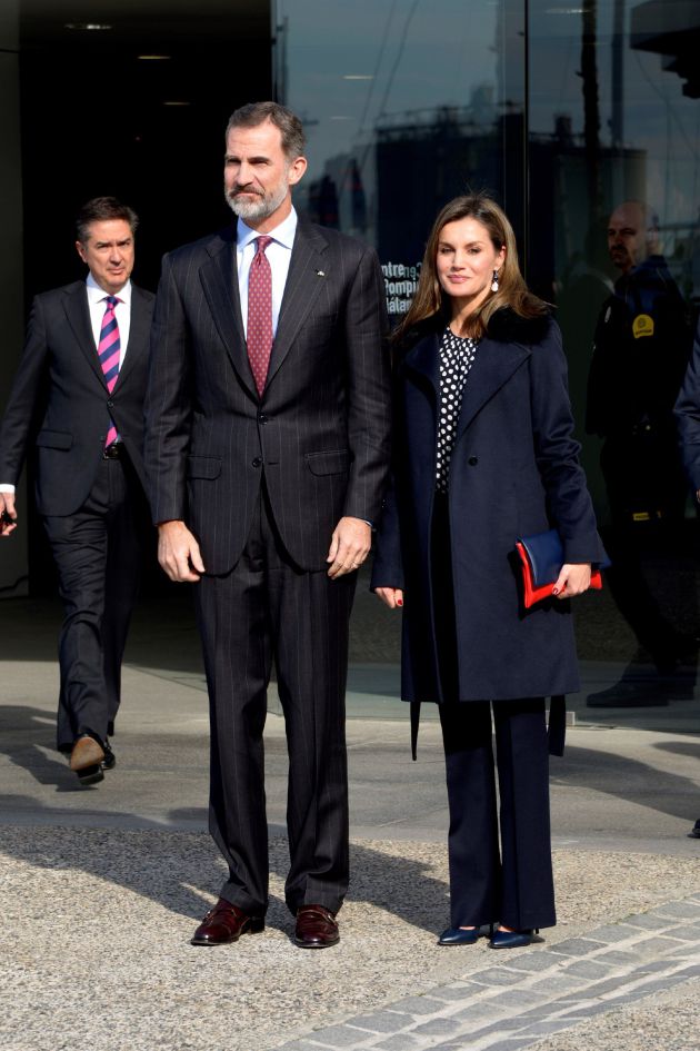 Los reyes de España posan a la entrada del Centre Pompidou Málaga, momentos antes del acto de presidir el acto de entrega de las Medallas de Oro al Mérito en las Bellas Artes correspondientes a 2016 Los reyes de España posan a la entrada del Centre Pompidou Málaga, momentos antes del acto de presidir el acto de entrega de las Medallas de Oro al Mérito en las Bellas Artes correspondientes a 2016
