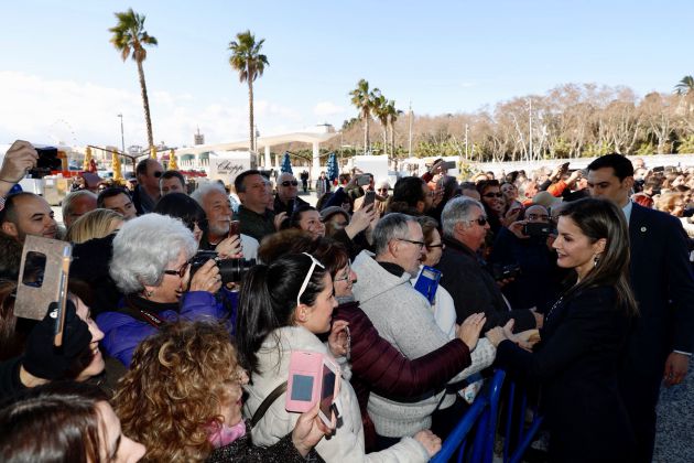Doña Leticia ha saludado a los que esperaban a las puertas del Centro Pompidou Doña Leticia ha saludado a los que esperaban a las puertas del Centro Pompidou