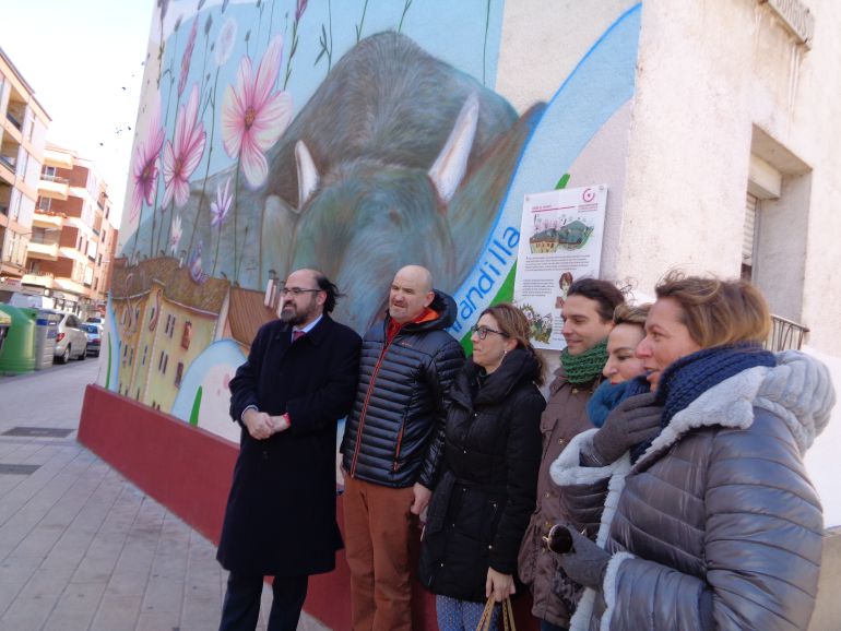 El autor posa con el presidente de la asociación, la alcaldesa y tres concejales del equipo de gobierno El autor posa con el presidente de la asociación, la alcaldesa y tres concejales del equipo de gobierno