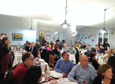 Los asistentes a la cena escuchan las palabras de bienvenida del director del IES Castillo de la Yedra Los asistentes a la cena escuchan las palabras de bienvenida del director del IES Castillo de la Yedra
