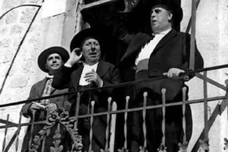 Pepe Isbert (en el centro) en la famosa escena del balcón de la película 'Bienvenido Mr. Marshall' dirigida por Luis García Berlanga. Pepe Isbert (en el centro) en la famosa escena del balcón de la película 'Bienvenido Mr. Marshall' dirigida por Luis García Berlanga.