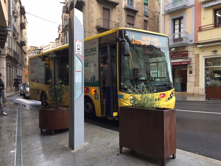 La parada de l'autobús urbà a l'avinguda de la Generalitat, davant el pont de l'Estat és una de les que han vist millorat el panell informatiu. La parada de l'autobús urbà a l'avinguda de la Generalitat, davant el pont de l'Estat és una de les que han vist millorat el panell informatiu.
