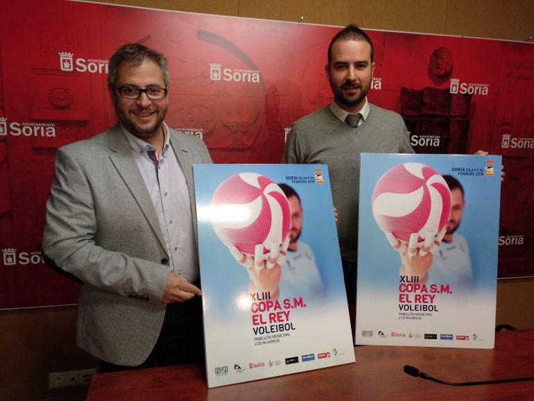 Alfredo Cabrerizo, presidente del Río Duero Soria, y Ángel Hernández, concejal de Deportes, con el cartel de la Copa del Rey. Alfredo Cabrerizo, presidente del Río Duero Soria, y Ángel Hernández, concejal de Deportes, con el cartel de la Copa del Rey.