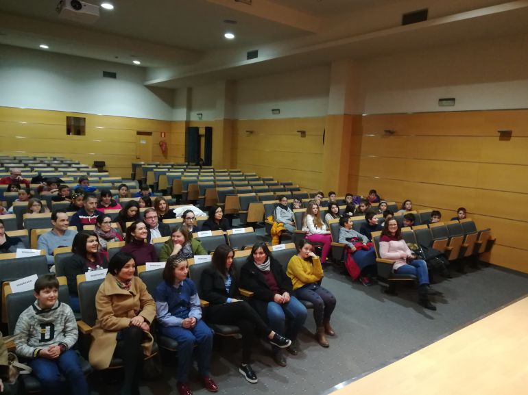 Entregan los premios de los cuentos de Ponferrada: Los alumnos de Primaria y Secundaria muestran su preocupación por la desigualdad Entregan los premios de los cuentos de Ponferrada: Los alumnos de Primaria y Secundaria muestran su preocupación por la desigualdad