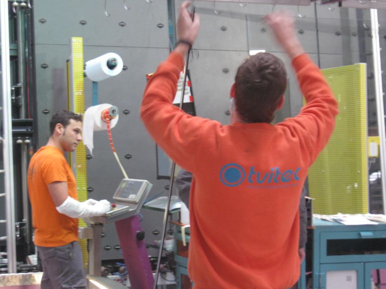 Trabajadores en la planta de TVITEC Trabajadores en la planta de TVITEC