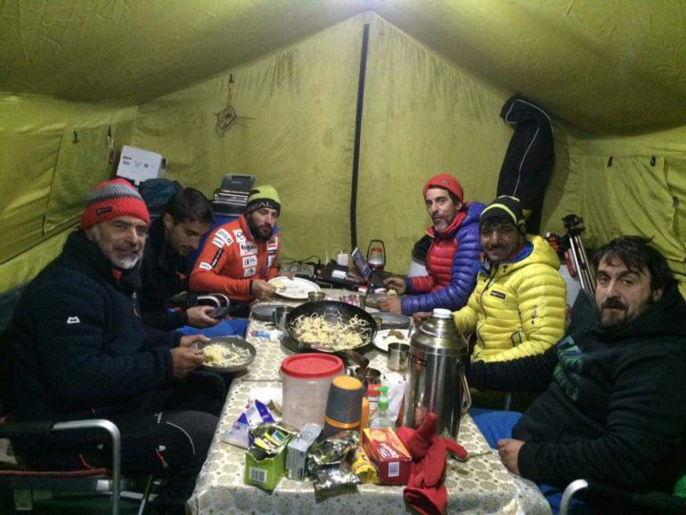 Eneko Garamendi (primero por la derecha), en un momento de descanso en la tienda del campamento base Eneko Garamendi (primero por la derecha), en un momento de descanso en la tienda del campamento base