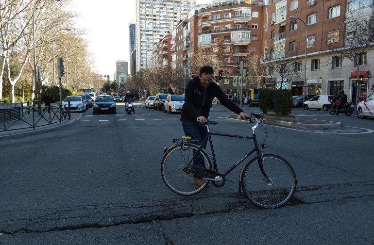 José Luis Juiménez (Madrid Ciclista) mostrando uno de los socavones de la avenida General Perón, 14. José Luis Juiménez (Madrid Ciclista) mostrando uno de los socavones de la avenida General Perón, 14.