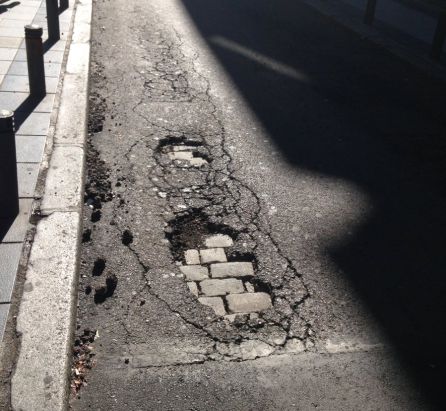 El problema de los adoquines, también en la calle Barquillo, como denuncian los ciudadanos en la Red. El problema de los adoquines, también en la calle Barquillo, como denuncian los ciudadanos en la Red.