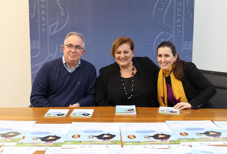 La concejala de Igualdad, Susana Feixas, el director del CEIP "Reina Fabiola", José tortosa y la jefa de estudios del centro, Remedio López, presentan las bases del concurso literario La concejala de Igualdad, Susana Feixas, el director del CEIP "Reina Fabiola", José tortosa y la jefa de estudios del centro, Remedio López, presentan las bases del concurso literario