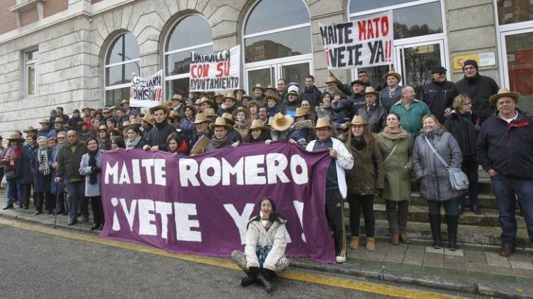 Vecinos de Lantadila (Palencia) en una de las movilizaciones que llevaron a cabo para pedir la marcha de la secretaria municipal
Vecinos de Lantadila (Palencia) en una de las movilizaciones que llevaron a cabo para pedir la marcha de la secretaria municipal