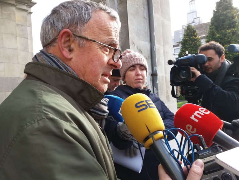 El presidente de AVALL, Goñi Tirapu, esta mañana, durante la rueda de prensa. Plaza de España (Oviedo) El presidente de AVALL, Goñi Tirapu, esta mañana, durante la rueda de prensa. Plaza de España (Oviedo)