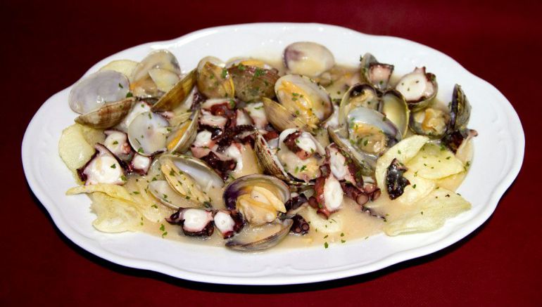 Un plato de pulpo con almejas de A Lonxa de Burela Un plato de pulpo con almejas de A Lonxa de Burela