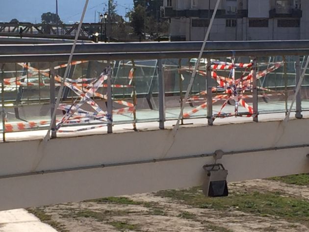 Cierran un tramo de la pasarela Miguel Navarro en Lorca por los actos vandálicos Cierran un tramo de la pasarela Miguel Navarro en Lorca por los actos vandálicos