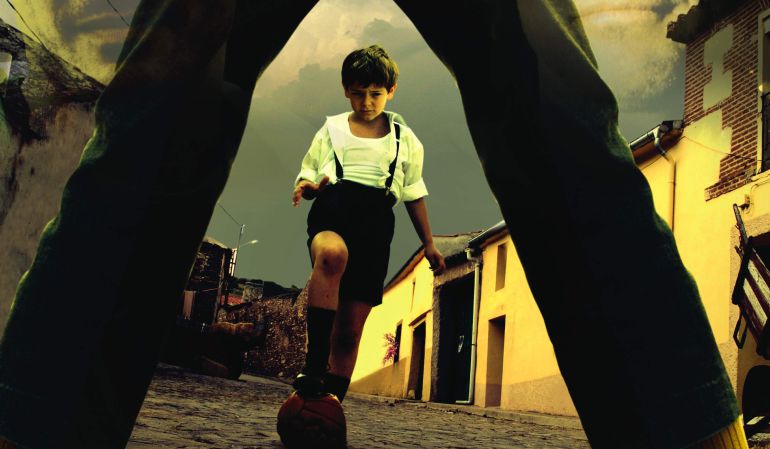 ‘Porque hay cosas que nunca se olvidan’ narra la historia de cuatro amigos de ocho años que juegan al fútbol, hasta que su balón cae tras la reja donde vive “la vieja mala” ‘Porque hay cosas que nunca se olvidan’ narra la historia de cuatro amigos de ocho años que juegan al fútbol, hasta que su balón cae tras la reja donde vive “la vieja mala”