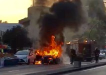 El incendio de un coche en marcha provoca alarma en la capital malagueña