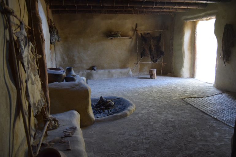 Interior de la vivienda argárica reconstruida en el yacimiento de La Bastida, Totana Interior de la vivienda argárica reconstruida en el yacimiento de La Bastida, Totana