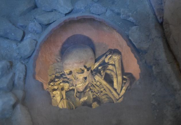 Sin tele y sin wifi, pero con el abuelo enterrado en el salón: así era una casa de hace 4.000 años Sin tele y sin wifi, pero con el abuelo enterrado en el salón: así era una casa de hace 4.000 años