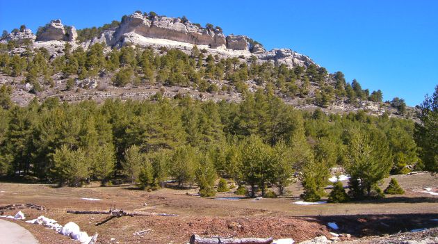 Inicio del sendero en busca del nacimiento de Júcar. Inicio del sendero en busca del nacimiento de Júcar.