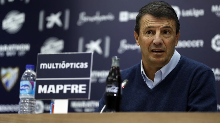 José González, atendiendo a los medios en La Rosaleda José González, atendiendo a los medios en La Rosaleda