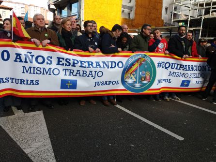 Cabecera de la manifestación en la que participaron dirigentes políticos de la región Cabecera de la manifestación en la que participaron dirigentes políticos de la región