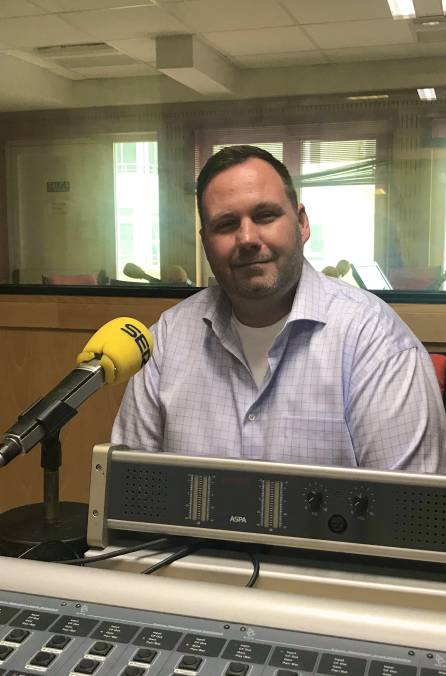 El portavoz adjunto de la embajada de EEUU en España, John Rhatigan en los estudios de Radio Cádiz El portavoz adjunto de la embajada de EEUU en España, John Rhatigan en los estudios de Radio Cádiz