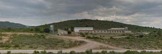 Algunas granjas de cerdos están cerca de las casas de la pedanía de Manzaneruela. Algunas granjas de cerdos están cerca de las casas de la pedanía de Manzaneruela.