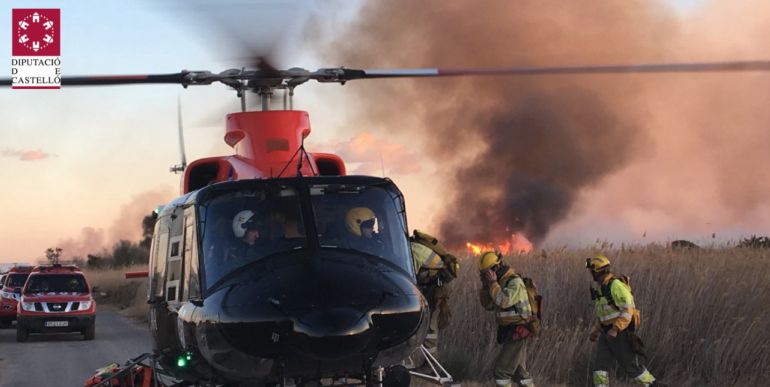 Bomberos forestales trabajan desde ayer en la extinción de las llamas Bomberos forestales trabajan desde ayer en la extinción de las llamas