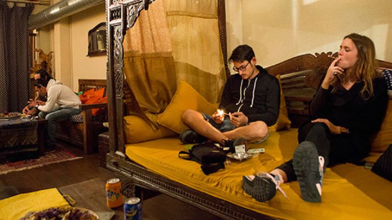 Dos jóvenes consumiendo marihuana en un club de cannabis. Dos jóvenes consumiendo marihuana en un club de cannabis.