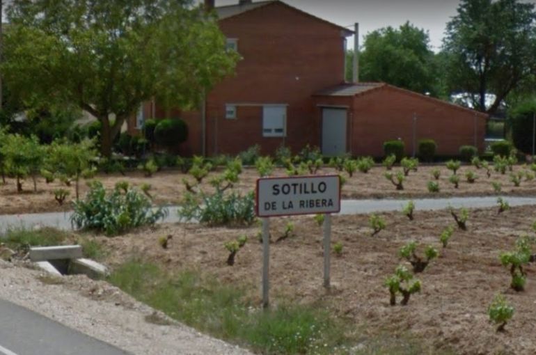 Los voluntarios del parque de bomberos de Roa acudieron a Sotillo para sofocar el incendio Los voluntarios del parque de bomberos de Roa acudieron a Sotillo para sofocar el incendio