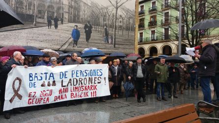Los jubilados y pensionistas de Eibar, por unas pensiones “dignas” Los jubilados y pensionistas de Eibar, por unas pensiones “dignas”