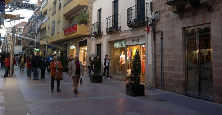 Varias personas por el Pasaje del Comercio de Linares. Varias personas por el Pasaje del Comercio de Linares.