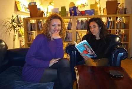 Ana Sierra, autora de 'Conversaciones sexuales con mi abuela', junto a Julia, de 'La lumbre', ojeando un ejemplar. Ana Sierra, autora de 'Conversaciones sexuales con mi abuela', junto a Julia, de 'La lumbre', ojeando un ejemplar.