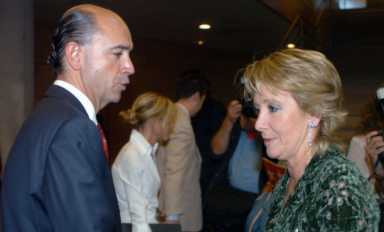 La expresidenta de la Comunidad de Madrid, Esperanza Aguirre, durante una conversación con su consejero de Sanidad, Manuel Lamela, en la Asamblea de Madrid en el año 2005 La expresidenta de la Comunidad de Madrid, Esperanza Aguirre, durante una conversación con su consejero de Sanidad, Manuel Lamela, en la Asamblea de Madrid en el año 2005