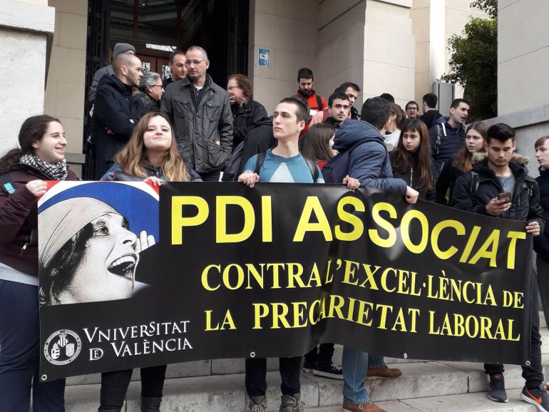 Estudiantes apoyan la huelga de los profesores asociados de la Universitat de València Estudiantes apoyan la huelga de los profesores asociados de la Universitat de València