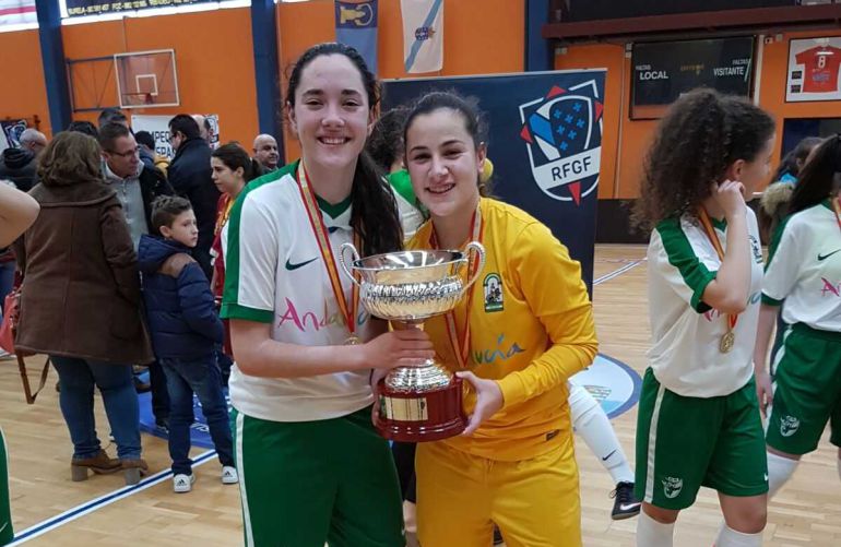 Las jugadoras almerienses con la Copa de España. Las jugadoras almerienses con la Copa de España.