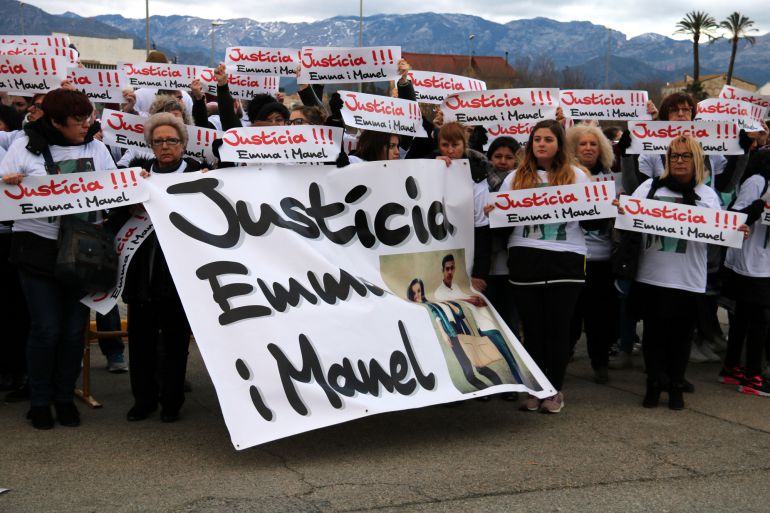Una part dels manifestants a les portes dels jutjat penal de Tortosa amb cartells demanant justícia per als dos joves morts en l'accident de l'N-340. Una part dels manifestants a les portes dels jutjat penal de Tortosa amb cartells demanant justícia per als dos joves morts en l'accident de l'N-340.