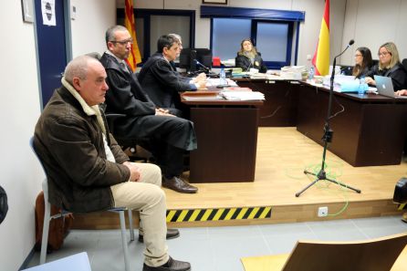 Moments previs a l'inici del judici en la sala de vistes. A l'esquerra, el conductor de la furgoneta que va impactar amb la motocicleta de les dos víctimes mortals. Moments previs a l'inici del judici en la sala de vistes. A l'esquerra, el conductor de la furgoneta que va impactar amb la motocicleta de les dos víctimes mortals.