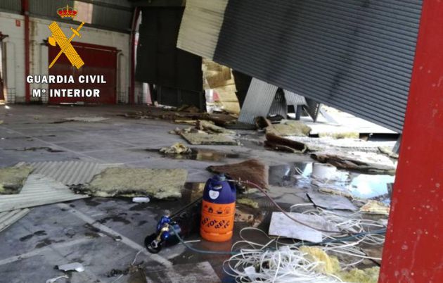 Los agentes de la Guardia Civil detectaron que estos cinco detenidos habían enganchado una de las vigas a una cadena de hierro con el fin de poder derribarla con la furgoneta Los agentes de la Guardia Civil detectaron que estos cinco detenidos habían enganchado una de las vigas a una cadena de hierro con el fin de poder derribarla con la furgoneta