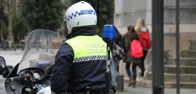 Policía Local patrulla las calles de Vitoria antes del confinamiento. Policía Local patrulla las calles de Vitoria antes del confinamiento.