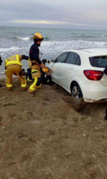 Un conductor ebrio ‘aparca’ su coche dentro del mar en Alicante Un conductor ebrio ‘aparca’ su coche dentro del mar en Alicante