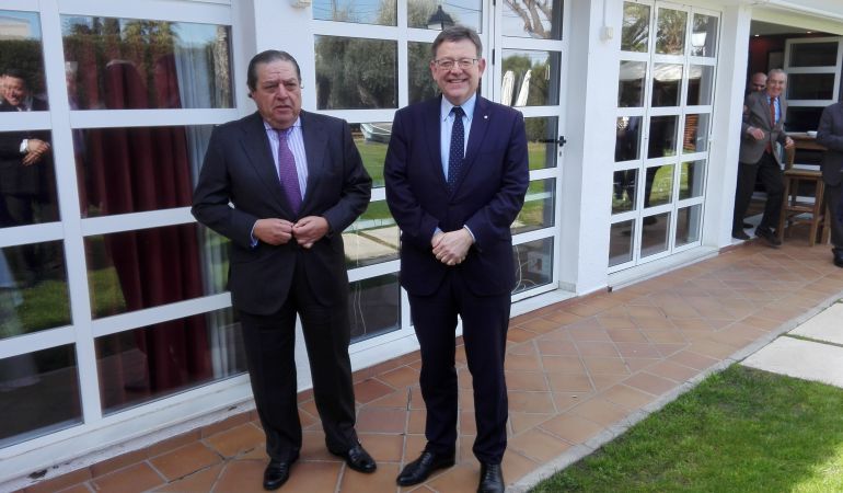 Vicente Boluda, presidente de AVE, (i) junto al president Ximo Puig (d), antes del almuerzo que ambos han mantenido con empresarios en Alicante. Vicente Boluda, presidente de AVE, (i) junto al president Ximo Puig (d), antes del almuerzo que ambos han mantenido con empresarios en Alicante.