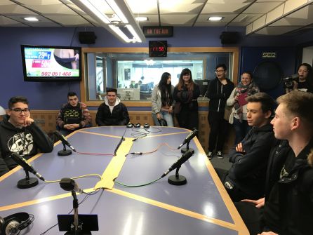 Oyentes visitan la radio Oyentes visitan la radio