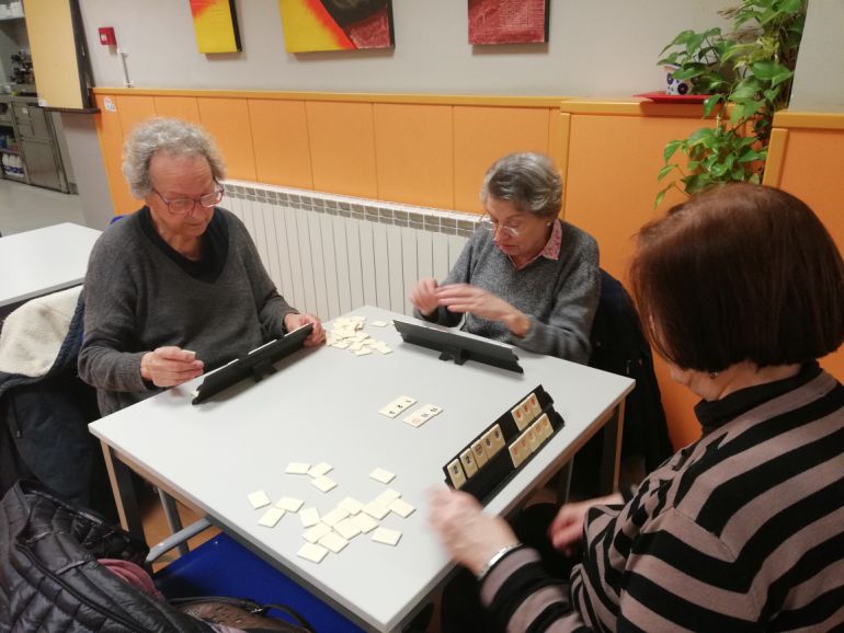 Jugant en una de les taules de la cafeteria de la llar de jubilats de Democràcia. Jugant en una de les taules de la cafeteria de la llar de jubilats de Democràcia.