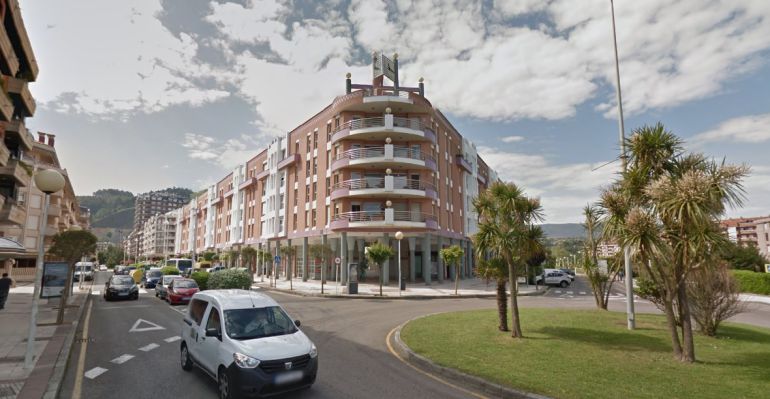 Edificio La Sirena, cuyo conserje ha encontrado el cadáver. Edificio La Sirena, cuyo conserje ha encontrado el cadáver.