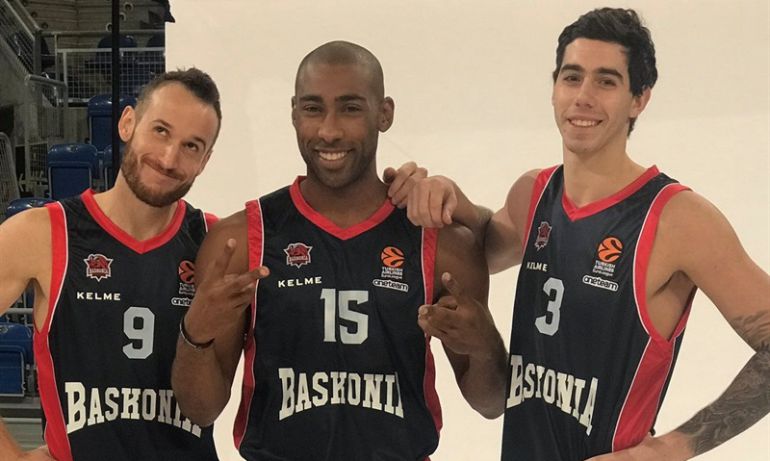 Huertas y Granger posan junto a Vildoza como el trío de bases que tiene el Baskonia. Huertas y Granger posan junto a Vildoza como el trío de bases que tiene el Baskonia.