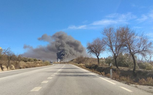 Columna de humo desde la carretera A-334 en dirección a Caniles Columna de humo desde la carretera A-334 en dirección a Caniles
